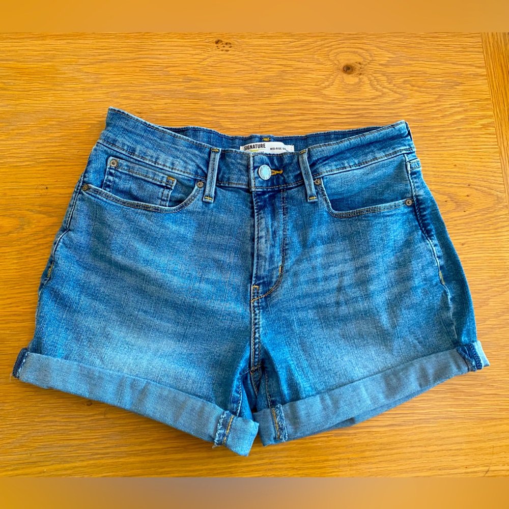 Levi Strauss signature mid rise denim shorts. Size 4